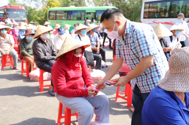 Trao tặng 2000 phần quà Tết cho người khiếm thị